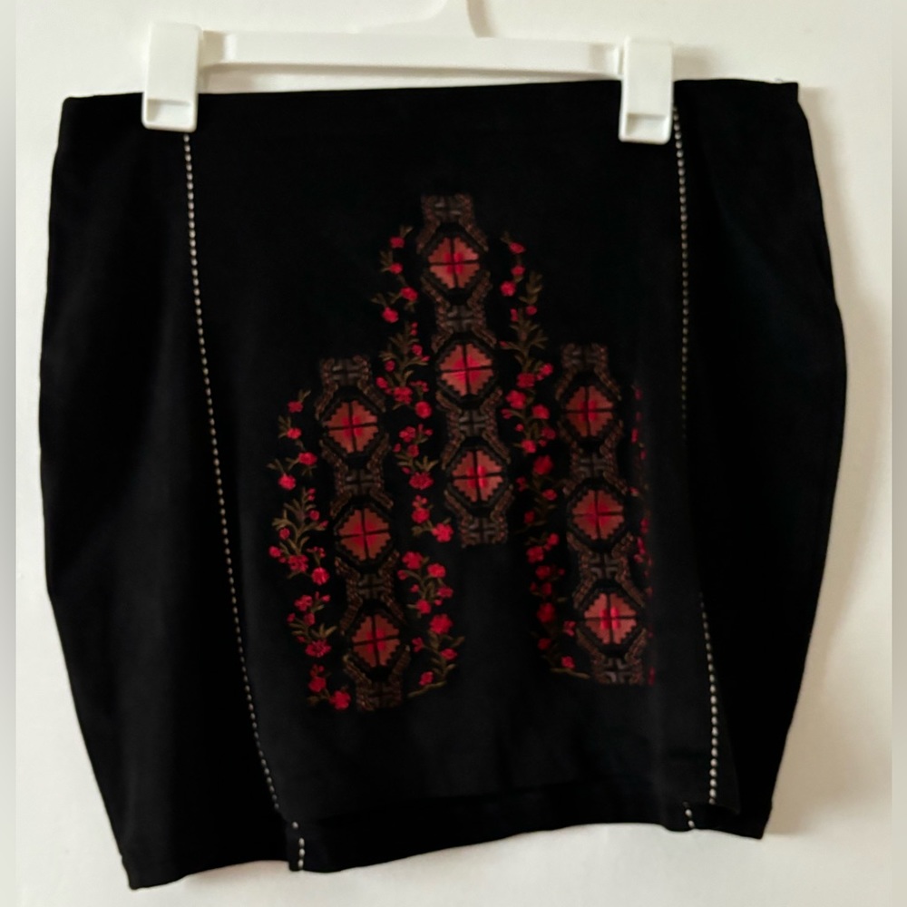 GORGEOUS Suede embroidered skirt !